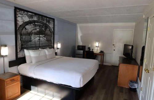 East Congress Hotel | Super 8 by Wyndham Austin South I-35