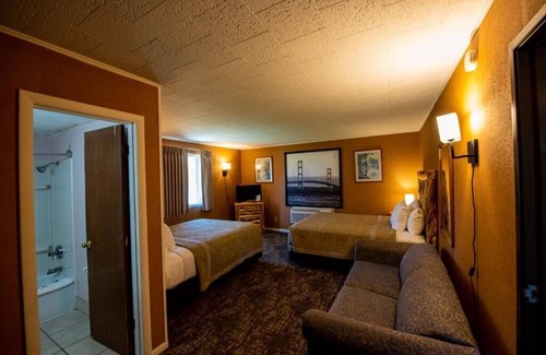Mackinaw City Hotel | Super 8 by Wyndham Bridgeview of Mackinaw City