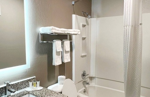 Southwest Area Hotel | Super 8 by Wyndham Cedar Rapids