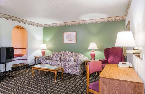 Coshocton Hotel | Super 8 by Wyndham Coshocton Roscoe Village