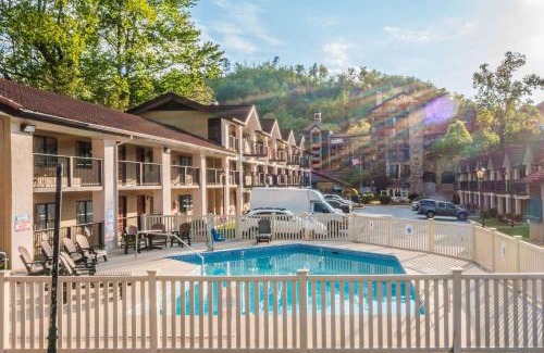 Gatlinburg Hotel | Super 8 by Wyndham Downtown Gatlinburg at Convention Center