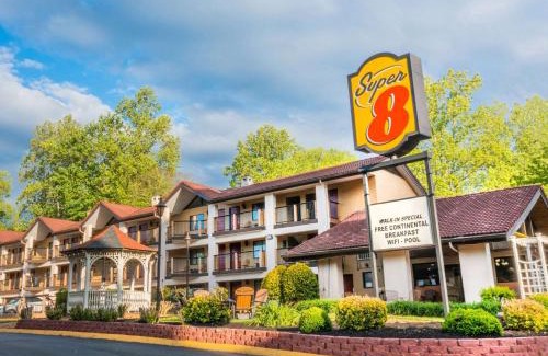 Gatlinburg Hotel | Super 8 by Wyndham Downtown Gatlinburg at Convention Center
