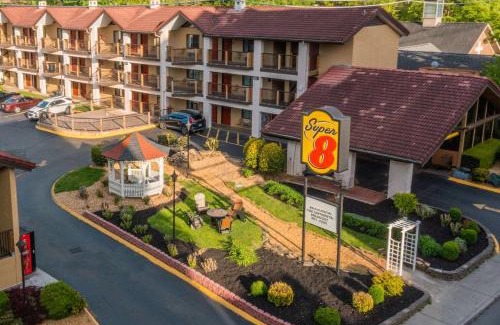 Gatlinburg Hotel | Super 8 by Wyndham Downtown Gatlinburg at Convention Center
