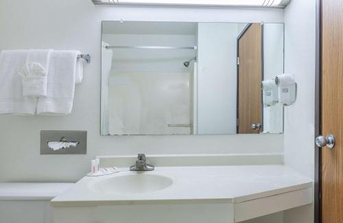 Irving Hotel | Super 8 by Wyndham Irving DFW Airport/South