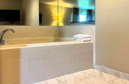 Madison Hotel | Super 8 by Wyndham Madison IN