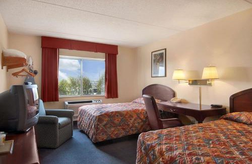 Manchester Hotel | Super 8 by Wyndham Manchester Airport
