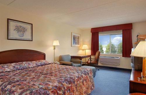 Manchester Hotel | Super 8 by Wyndham Manchester Airport