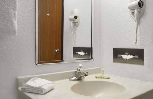 Park City Hotel | Super 8 by Wyndham Park City/North Wichita Area