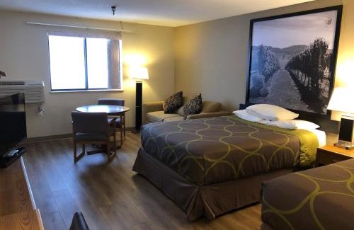 Salmon Arm Hotel | Super 8 by Wyndham Salmon Arm