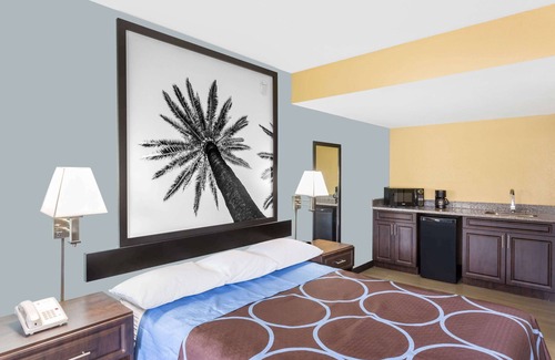Indian Beach Sapphire Shores Hotel | Super 8 by Wyndham Sarasota Near Siesta Key