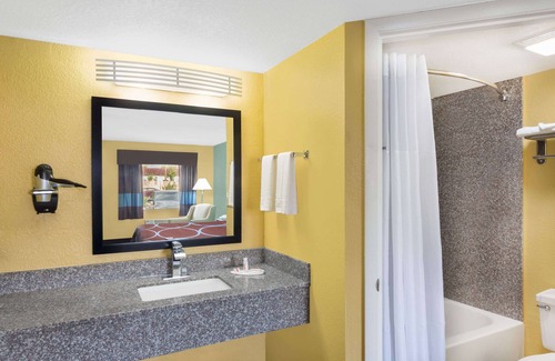Indian Beach Sapphire Shores Hotel | Super 8 by Wyndham Sarasota Near Siesta Key