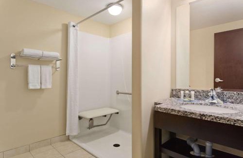 Saskatoon Downtown Hotel | Super 8 by Wyndham Saskatoon Near Downtown