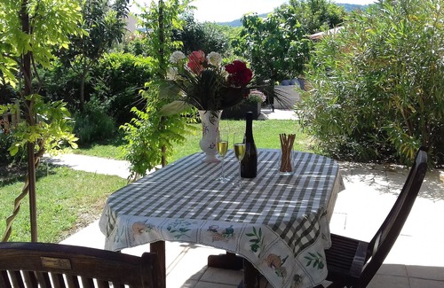 Lacoste Apartment | Super apartment Figuier in a wonderful parc une view of the Luberon
