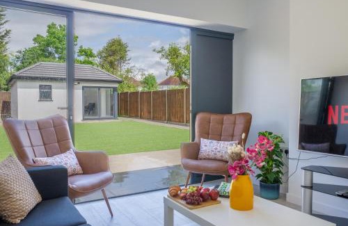 Harrow Apartment | Super Comfy 7-Bed House near The Great Barn Harrow with 3 Private Parking