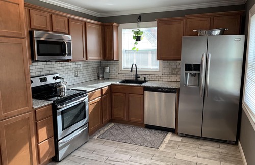 Fairfax House | Super Comfy Bungalow - Central Locale - Pet Friendly