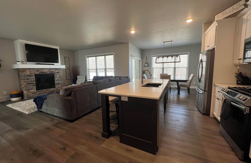 De Pere House | SUPER convenient 3-Bedroom House: Close to Lambeau Field, Airport, Restaurants