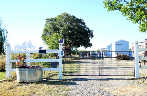 Tehama County Cottage | Super Cute, 1 Bedroom cottagenclose to the river, and 6 miles to the Casino