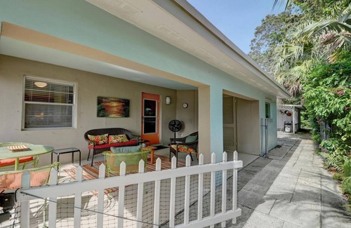 Stuart Cottage | Super Cute & Clean Pet Friendly Cottage near Beaches & Quaint Downtown Stuart