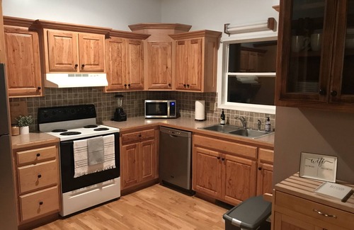 Theodosia House | Super cute & comfy 2 1/2story lake house by Bull Shoals lake 1hr east of Branson