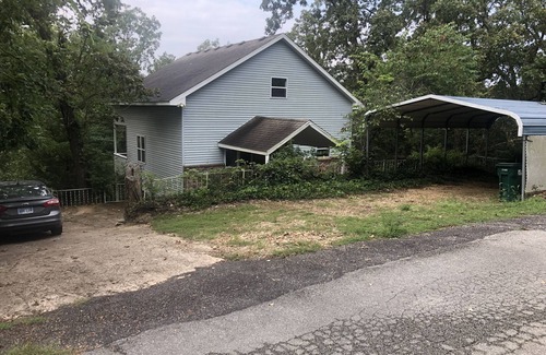 Theodosia House | Super cute & comfy 2 1/2story lake house by Bull Shoals lake 1hr east of Branson