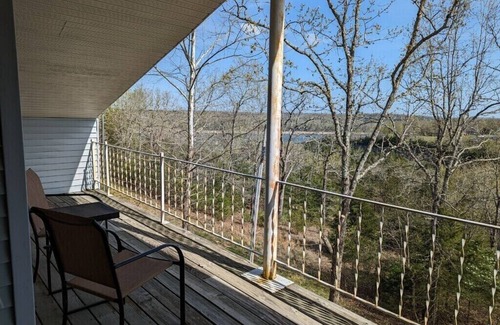 Theodosia House | Super cute & comfy 2 1/2story lake house by Bull Shoals lake 1hr east of Branson