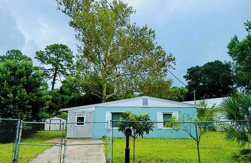 Southside House | Super Cute & Cozy Home Near Everything With Fenced Back Yard, TV, A C, W/D