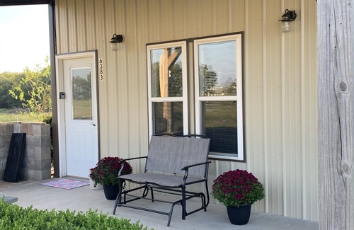 Okmulgee County Apartment | Super cute studio apartment south of Tulsa! Newly renovated and ready to go!