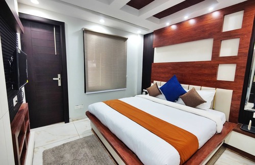 Sanjauli Bed & Breakfast | Super Deluxe Room - Shimla Hills - View- King-sized Bed, Parking, Food