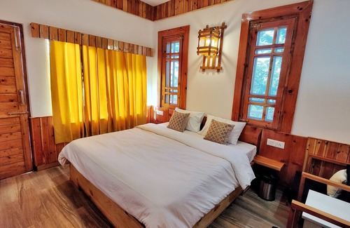 Theog Hotel | Super Deluxe Room | w/King Size bed View, Balcony, Bonfire, Food, Mountain View