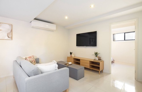 Sunnybank Apartment | Super Host! 1 Bedroom, Restaurants and Train!