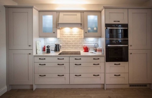 Claddagh House | Super location just 5 minutes to Salthill beach & the heart of Galway City!