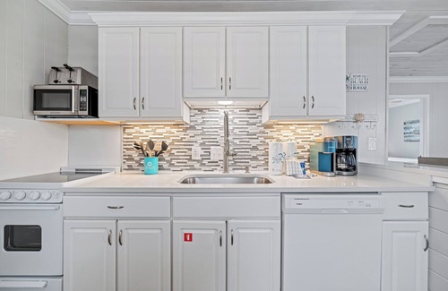 Gulf Shores Cottage | Super Nice Quiet Beach Cottage, Pvt Parking, WiFi, Cozy, Spotless, Comfortable.