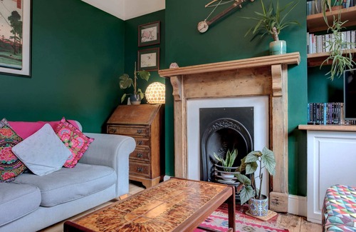 Norwich House | Super quirky pet friendly home with free parking