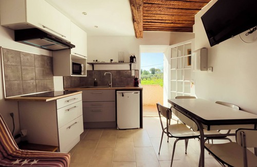 Le Castellet Apartment | Superb 4-pers T2 gîte 5mn from Castellet & Circuit Paul Ricard, 10mn from beach.