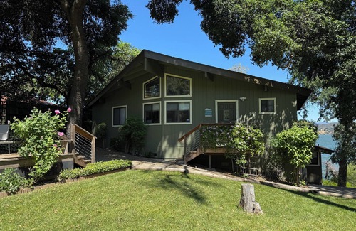 Clear Lake House | Superb 5-bedroom house on the lake in charming Lower Lake, family & pet friendly