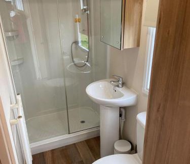 Clacton-on-Sea Ski Chalet | Superb 6 Berth Caravan At St Osyth Beach, Near Clacton-On-Sea Ref 28008Mc