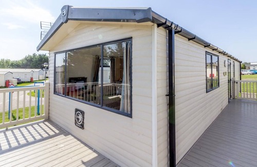 Kessingland House | Superb 8 berth caravan for hire in Suffolk at Kessingland Beach ref 90003DW