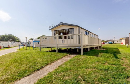 Kessingland House | Superb 8 berth caravan for hire in Suffolk at Kessingland Beach ref 90003DW