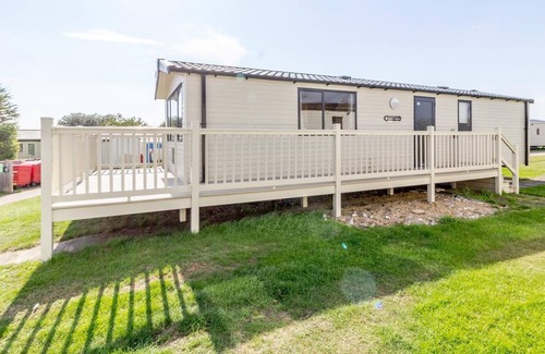 Kessingland House | Superb 8 berth caravan for hire in Suffolk at Kessingland Beach ref 90003DW