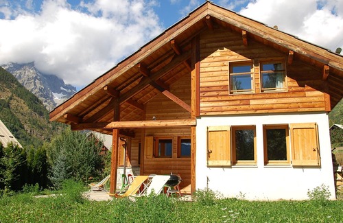 Vallouise-Pelvoux Ski Chalet | Superb chalet with 4 bedrooms, spacious living area with wood burning stove