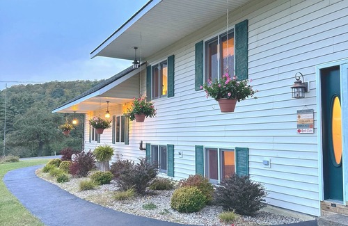 Johnsburg Ski Chalet | Superb Chalet Near Gore Ski Resort, Hot Tub, Game Room, Firepit and Fireplace