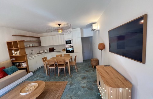 Porquerolles Apartment | Superb, charming, refurbished waterfront apartment overlooking the port