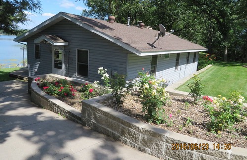 Annandale Cottage | SUPERB COTTAGE, + LUXURY Pontoon Boat @ $100.00/DAY