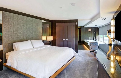 Crabtree House | Superb Executive King Suite w/ Top Amenities!
