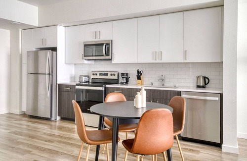 Hayward Apartment | Superb Hayward 1BR w/Heated Pool & On-Site Dining, by Blueground