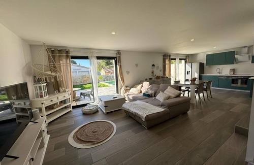 Avignon Villa | Superb house with garden and swimming pool close to transport links