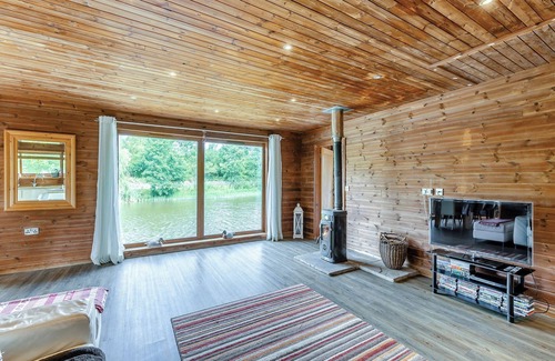 Menai Bridge Ski Chalet | Superb lodge perched on the lake, perfect for romantic breaks.