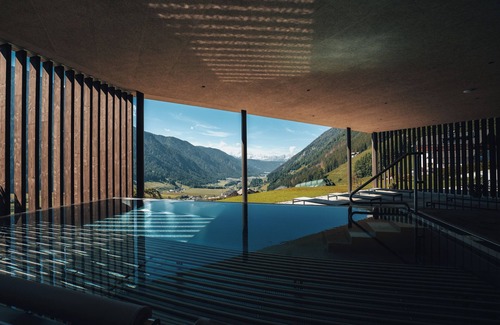 Valle di Casies Apartment | Superb Penthouse with View of the Dolomites and Sauna and pool