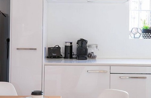 Saint Kilda South Apartment | Superb St Kilda Location, 2BR Renovated Art Deco, Family-Friendly, Quiet Street