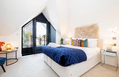 Acton Apartment | Superb Top Floor 1-Bedroom Flat With Charming Two Balconies